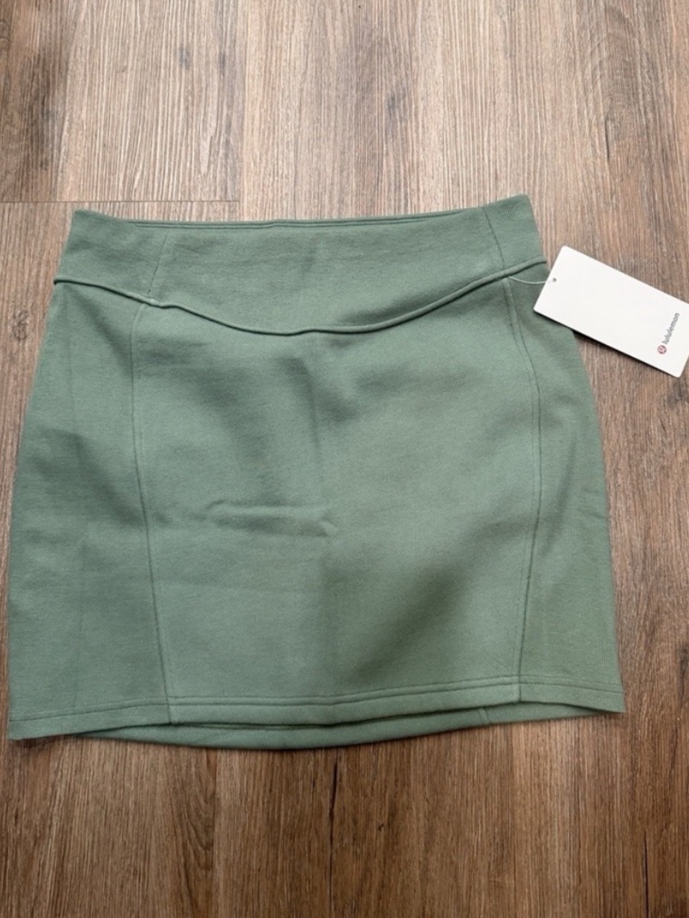 NEW, Lululemon Scuba High Rise Mini Skirt Size Medium Ribbed (GREU) Olive Green